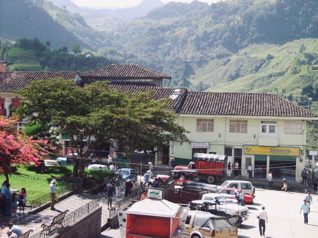 A building with a yellow sign that says ' farmacia ' on it