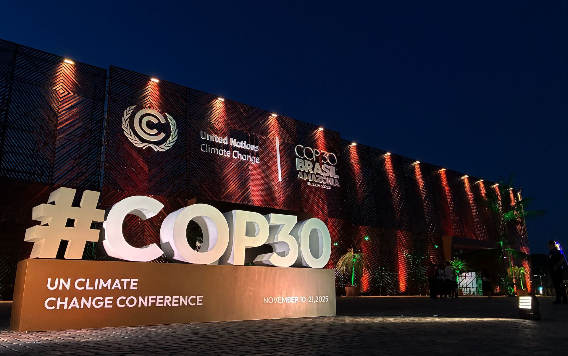 Placa com a hashtag #COP30 na Conferência das Nações Unidas sobre Mudanças Climáticas