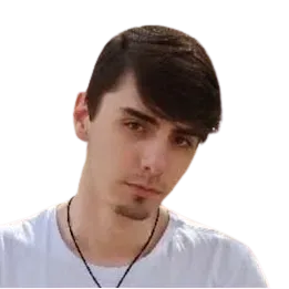 Um jovem com barba está vestindo uma camisa branca e um colar.