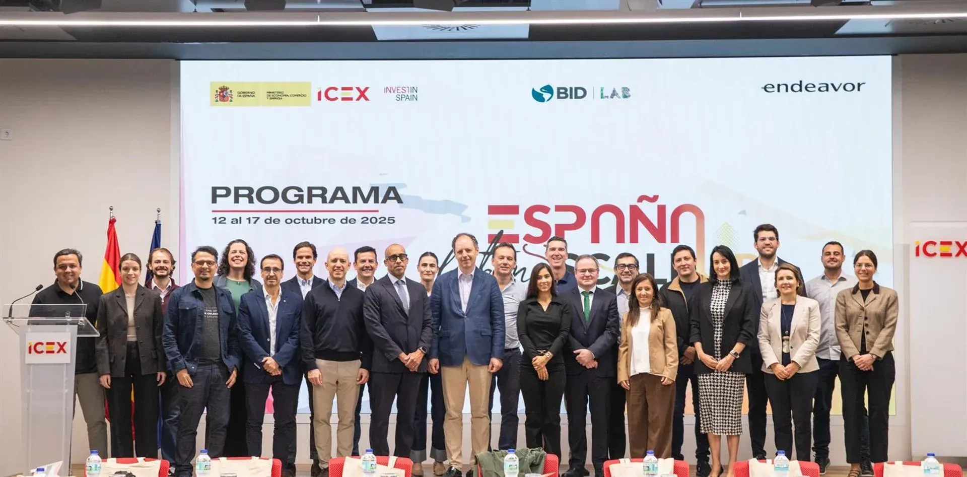 A group of people nominated for España-LatamScale-UP 2025 in front of a screen from the event.