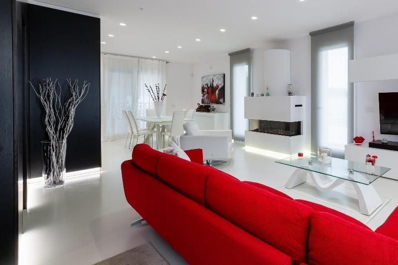 Un camino di rame è appoggiato su un tetto di tegole.