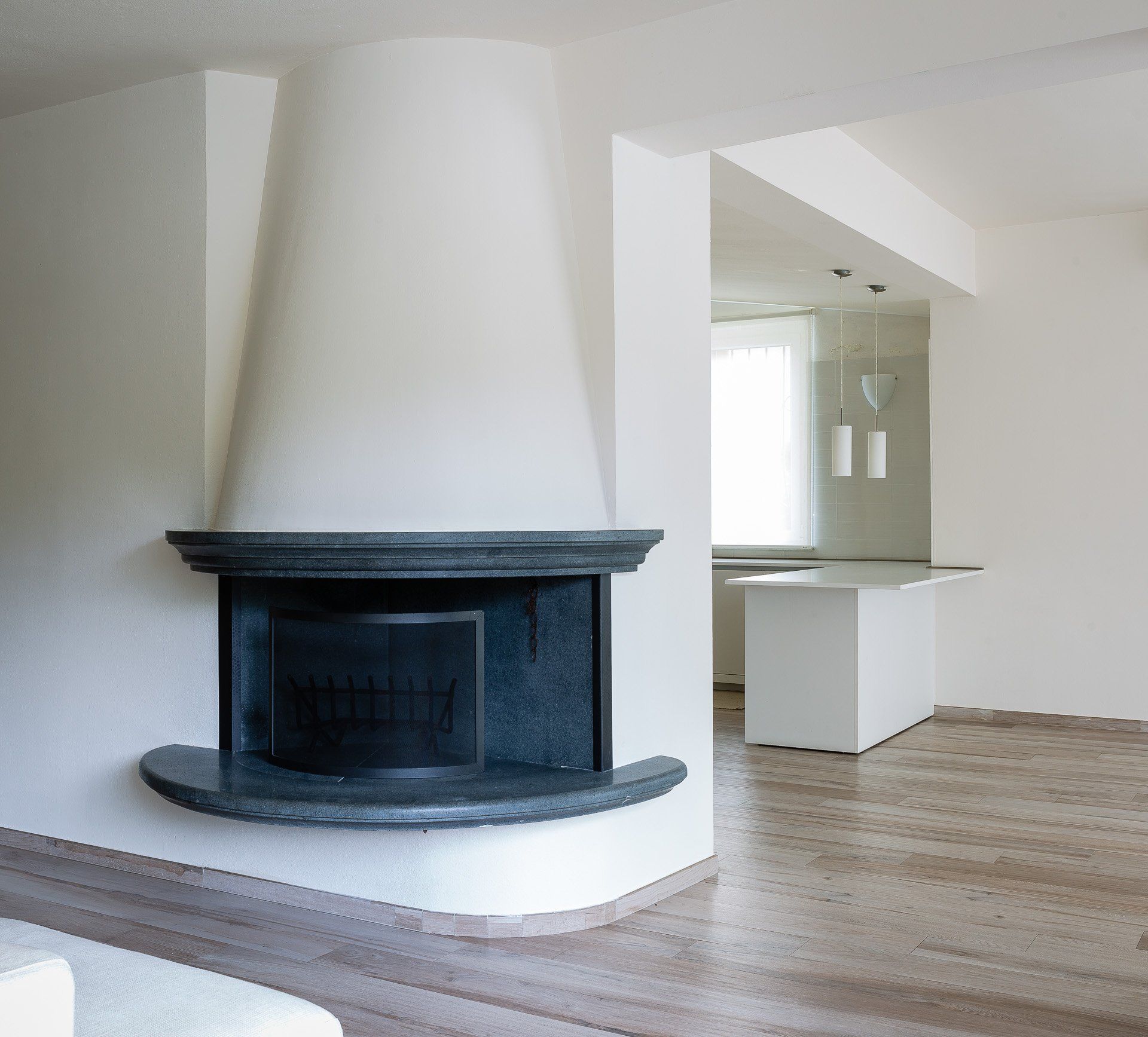 Un camino di rame è appoggiato su un tetto di tegole.