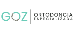 Logotipo para "GOZ Ortodoncia Especializada", letras y corchetes verde azulado; texto negro sobre blanco.