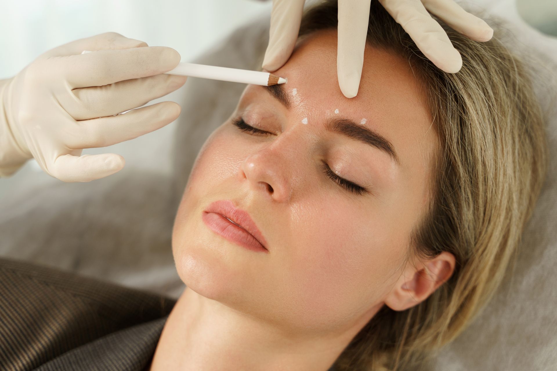 Eine Frau bekommt eine Botox-Injektion in die Stirn.