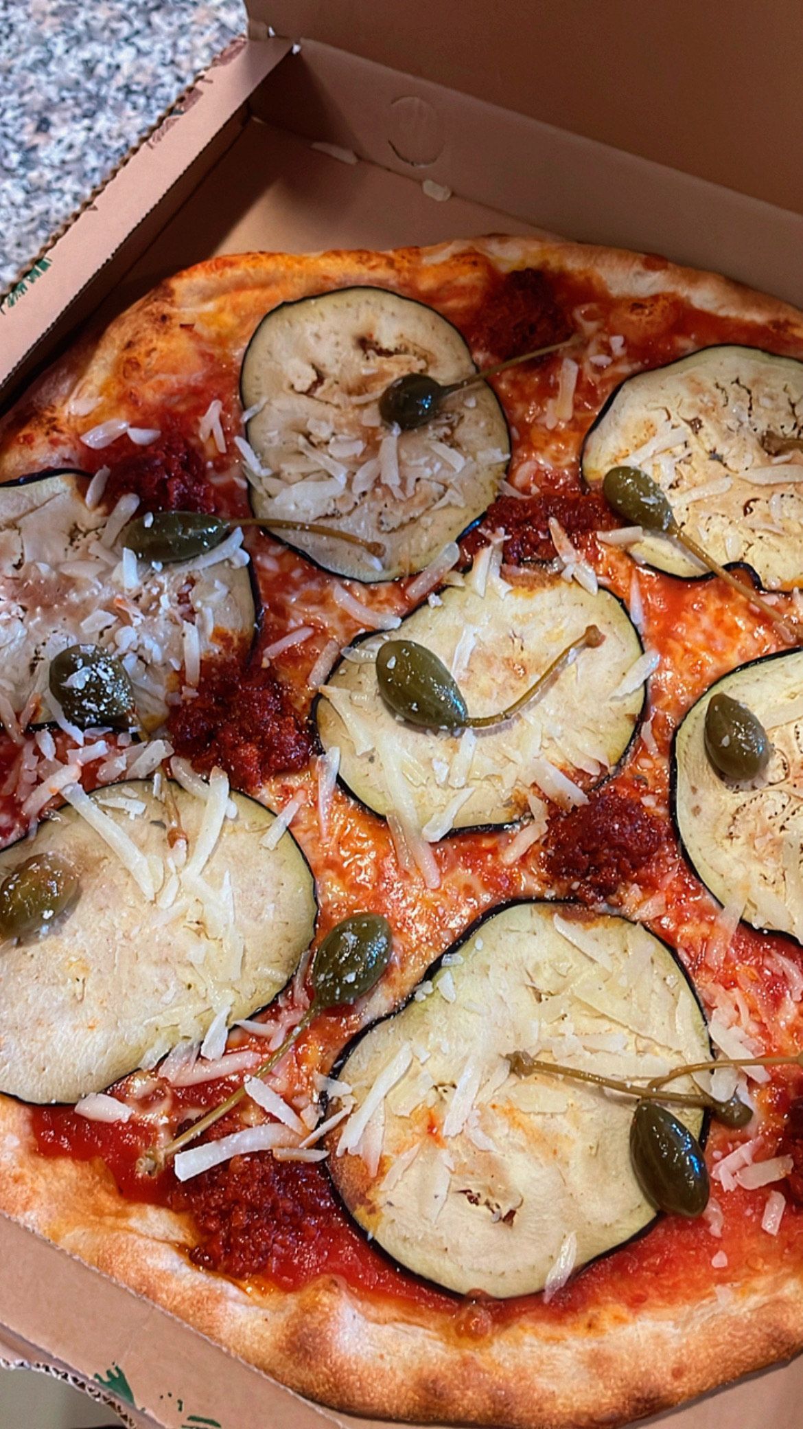 tre diversi tipi di pizza sono su un tagliere di legno