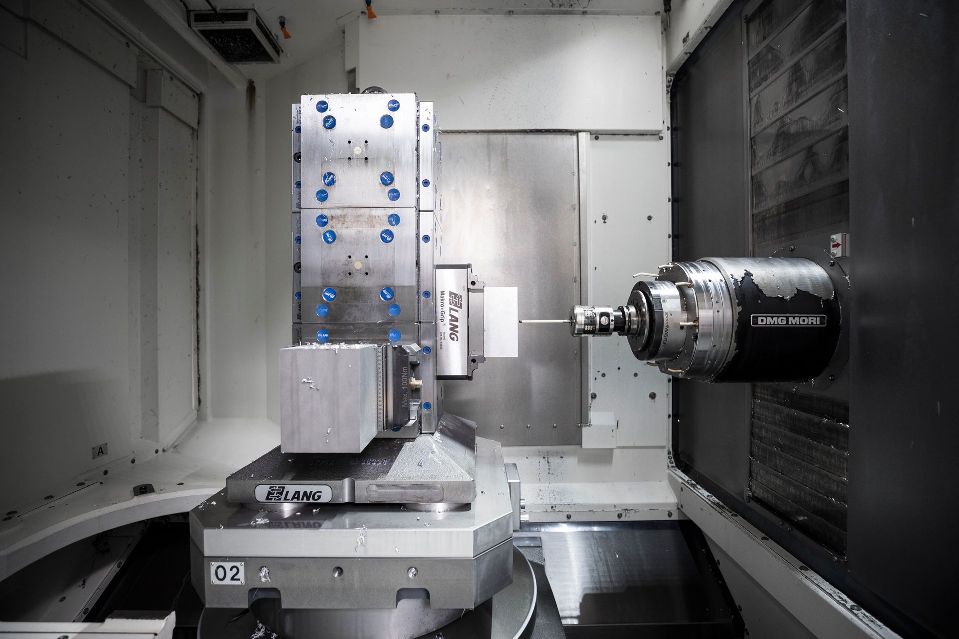 CNC-Maschine mit einem darin zu bearbeitenden Metallblock.