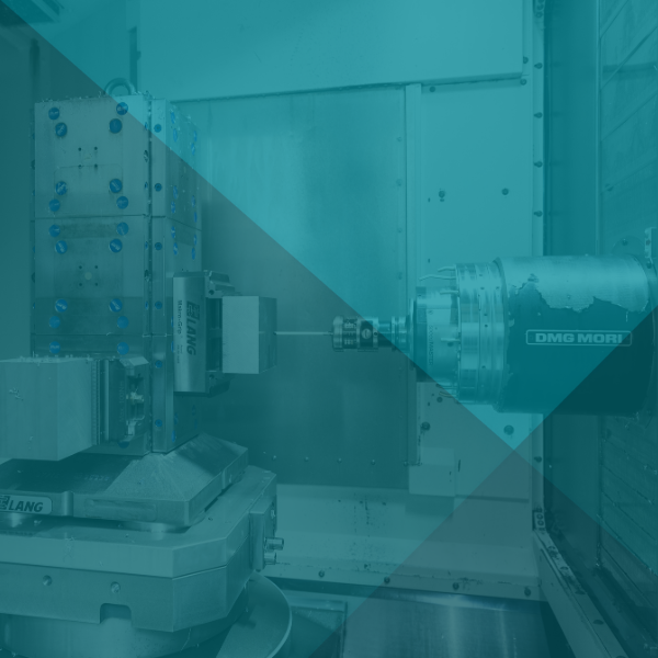 CNC-Maschine im Einsatz, Metallbearbeitung, türkisfarbene Beschichtung.