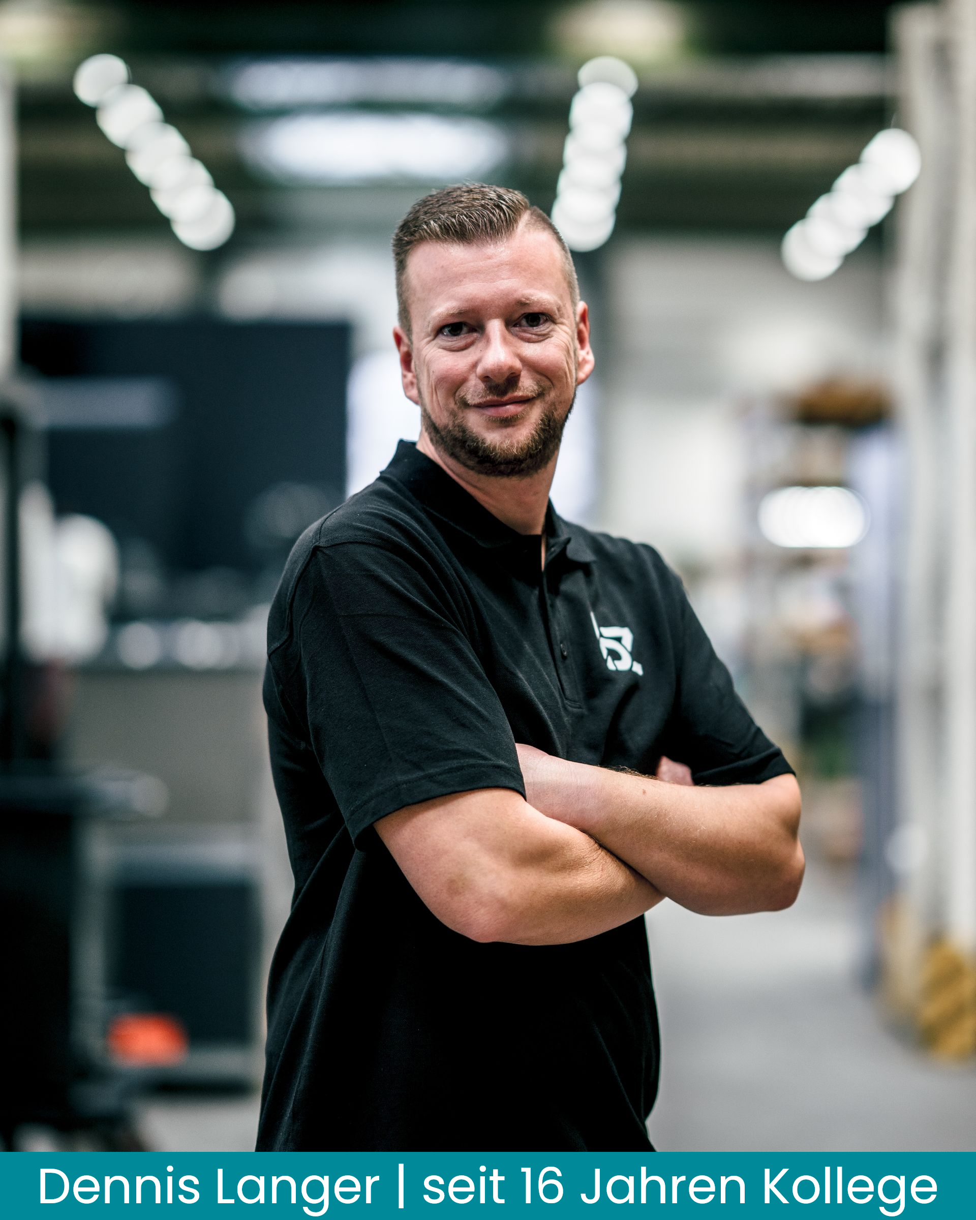 Man with crossed arms in a factory setting. Text: Dennis Langer | seit 16 Jahren Kollege.