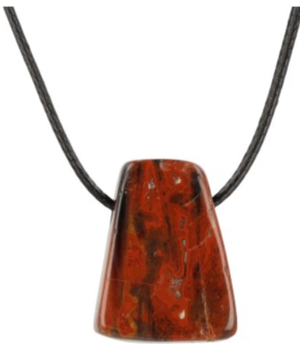Hanger van rode jaspis aan een ketting van zwart koord.