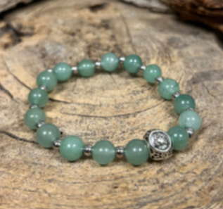 Groene aventurijnarmband op een kaart met het sterrenbeeld Kreeft.