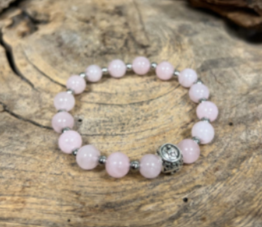 Armband op kaartje met het Stier-symbool, roze kralen en de woorden