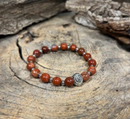 Armband met rode jaspis kralen en het Ram-sterrenbeeld.