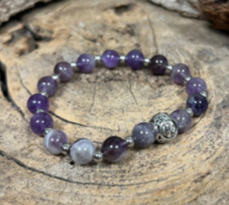 Amethist armband met Vissen-motief. Paarse kralen, twee rode vissen, gouden achtergrond en witte kaart.