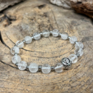 Armband met het sterrenbeeld Leeuw op een kaartje.