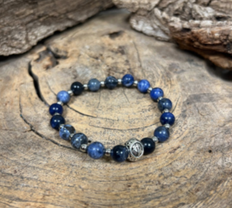 Armband met donkerblauwe kralen en sterrenbeeldkaart Boogschutter.