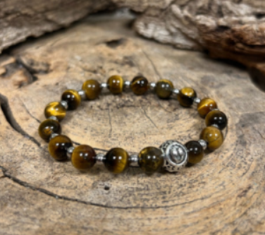 Armband van tijgeroog met het sterrenbeeld Tweelingen, gouden achtergrond, illustratie van een hert, Nederlandse tekst.