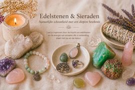Hartvormige chakra steen met omringende kristallen op een houten schijf, met varens.
