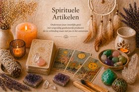 Tarotkaartleesopstelling met kristallen bol, brandende kaarsen, kaarten en edelstenen op een tafel.