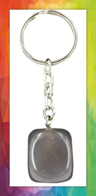 Grijze, vierkante hanger met afgeronde hoeken, hangt aan een zilveren ketting.