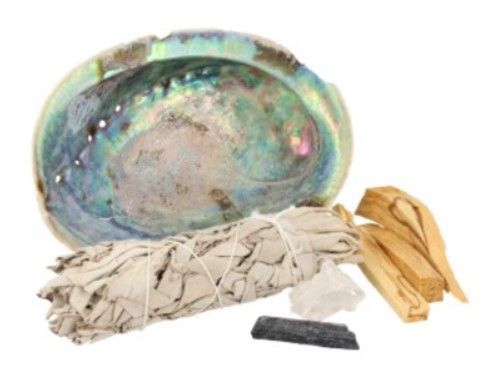 Abaloneschelp met salie, palo santo en kristal.