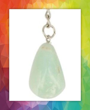 Twee blauwgroene kristallen sleutelhangers hangen aan een stuk hout, met een regenboogrand.