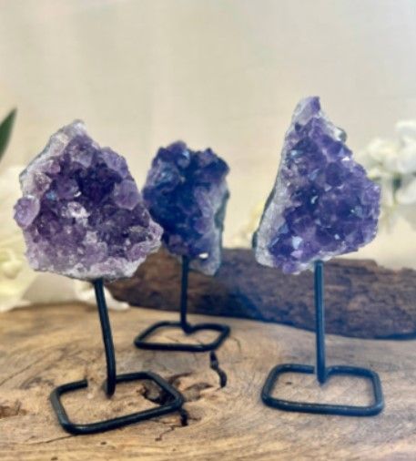 Amethist op standaard - Klein / 9 cm