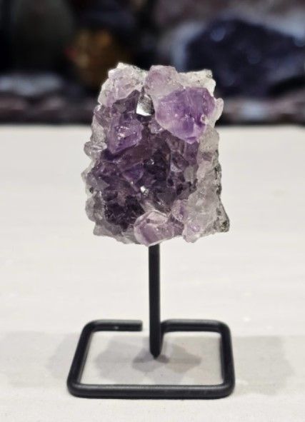 Amethist op standaard - Mini / 8- 9 cm