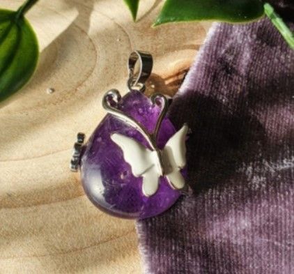 Hanger van paarse amethist met zilveren vlinder en ketting.