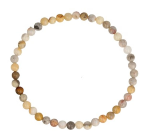 Drie strengen kralenkettingen in de kleuren bruin, geel en grijs op een houten oppervlak, met een helder kristal.