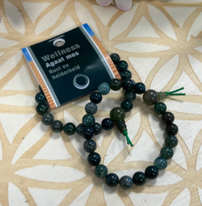 Donkergroene kralenarmband met kwastje.