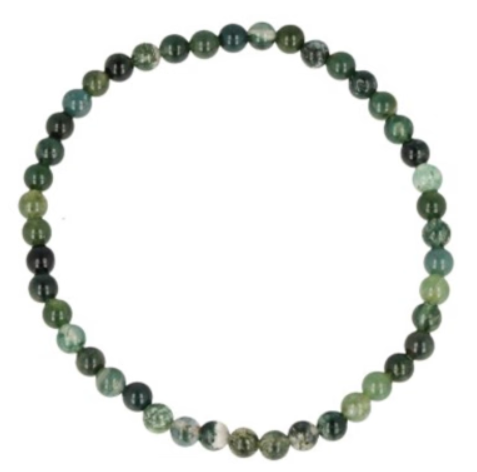 Twee groene kralenarmbanden op een houten oppervlak, met een witte kristalformatie op de achtergrond.