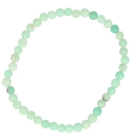 Lichtblauwe kralenketting op een rotsformatie.