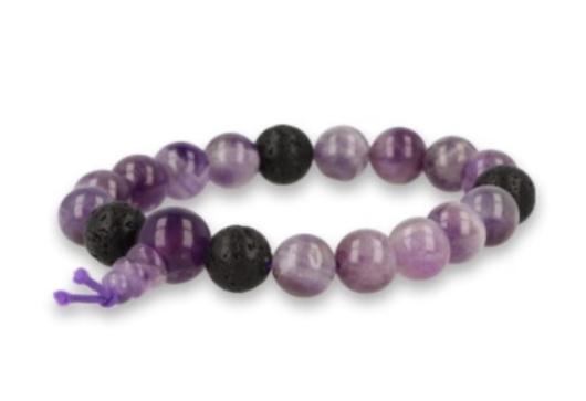 Paarse en zwarte kralenarmband met een knoop aan de bovenkant.