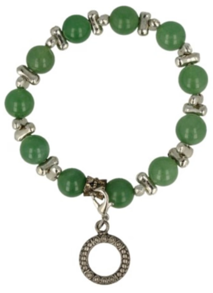 Groene kralenarmband met zilveren accenten en een bedel, rustend op beige stof.