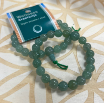 Groene kralenarmband met een knoop en koord aan de bovenkant.