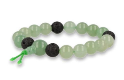 Groene kralenarmband met zwarte lavakralen en een groene knoop.