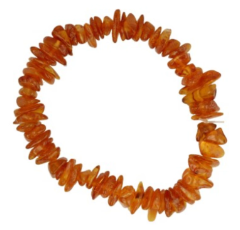 Armband van barnsteen op een houten oppervlak.