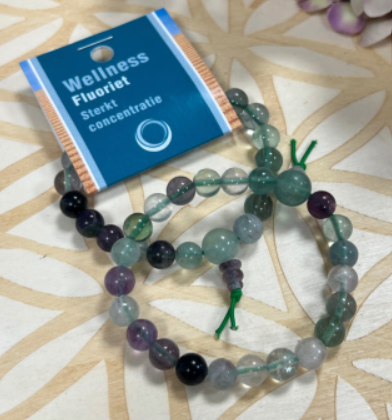 Armband van veelkleurige fluorietkralen.