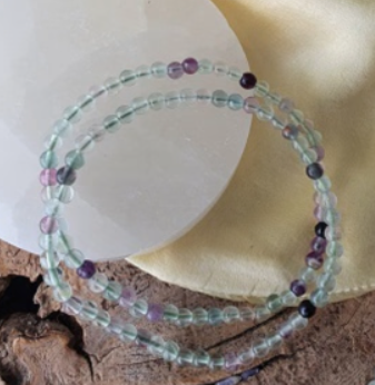 Groene, paarse en heldere fluoriet kralenarmband.