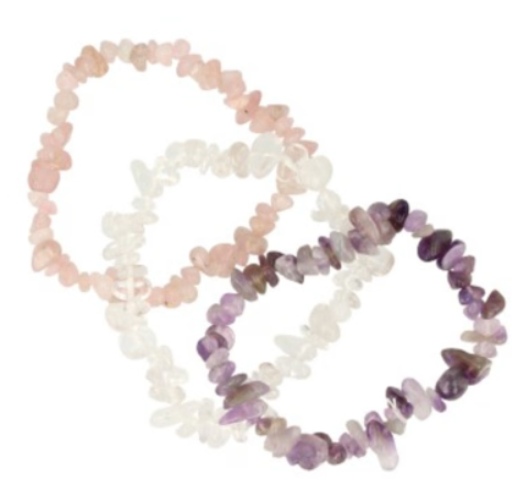 Drie kristallen armbanden: amethist, bergkristal en rozenkwarts. De tekst in het Nederlands beschrijft hun voordelen.