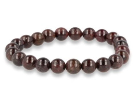 Donkerrode kralenarmband op een witte achtergrond.