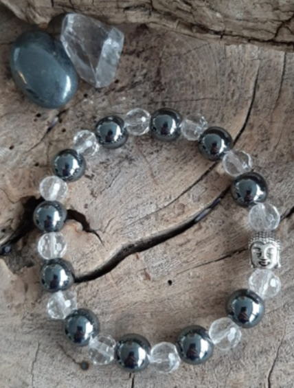 Rekbare armband met zwarte en witte kralen en een Boeddha hoofd bedeltje.