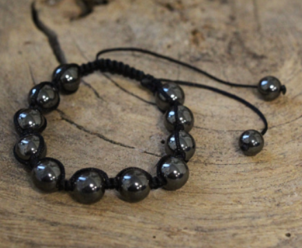 Zwarte kralenarmband met een schuifknoopsluiting.