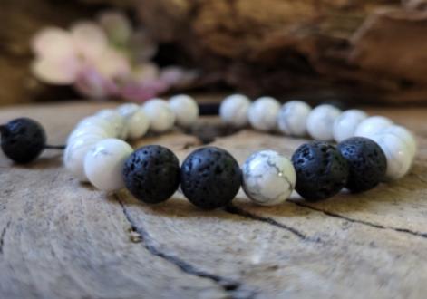 Armband van witte en zwarte kralen, waarschijnlijk lavasteen en howliet.