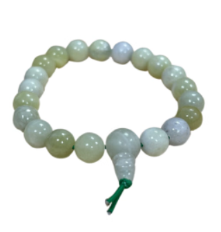 Armband van jadekralen met groene, grijze en gele bollen, aan de bovenkant geknoopt met groen touw.