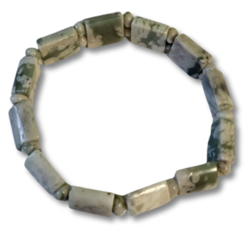 Groene en witte stenen armband op een rustiek houten oppervlak.