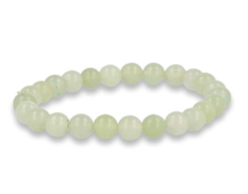 Lichtgroene kralenarmband op een witte achtergrond.