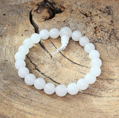 Witte kralenarmband met knoop.