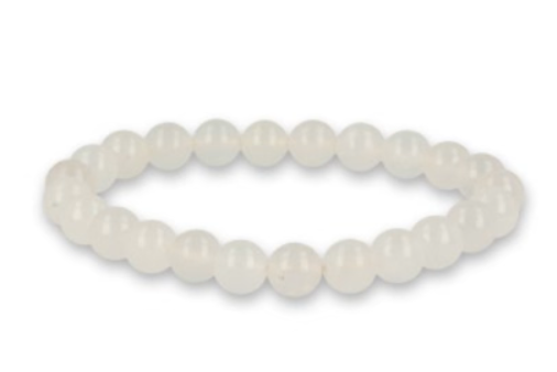 Kralenarmband van lichtgrijze ronde stenen.