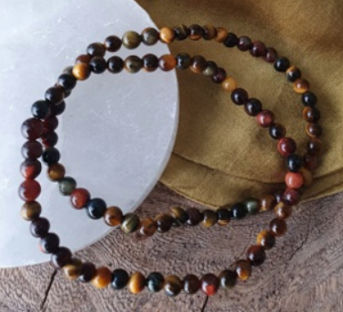 Kralenarmband gemaakt met bruine, gele en rode tijgeroog-edelstenen.